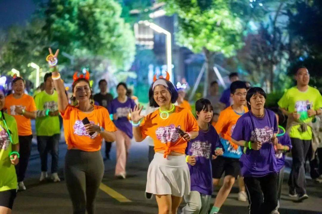 爱游戏官方-包含城市夜跑节：灯火阑珊中的运动狂欢的词条